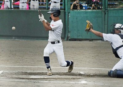 大垣日大×県岐阜商=7回表大垣日大無死一、三塁、勝ち越しのスクイズを決める藤井大輔