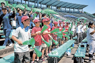 得点で盛り上がる「萩原クラブ」のメンバーら