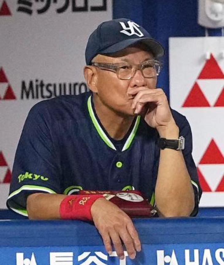 　４回、厳しい戦況を見つめるヤクルト・池山監督＝横浜