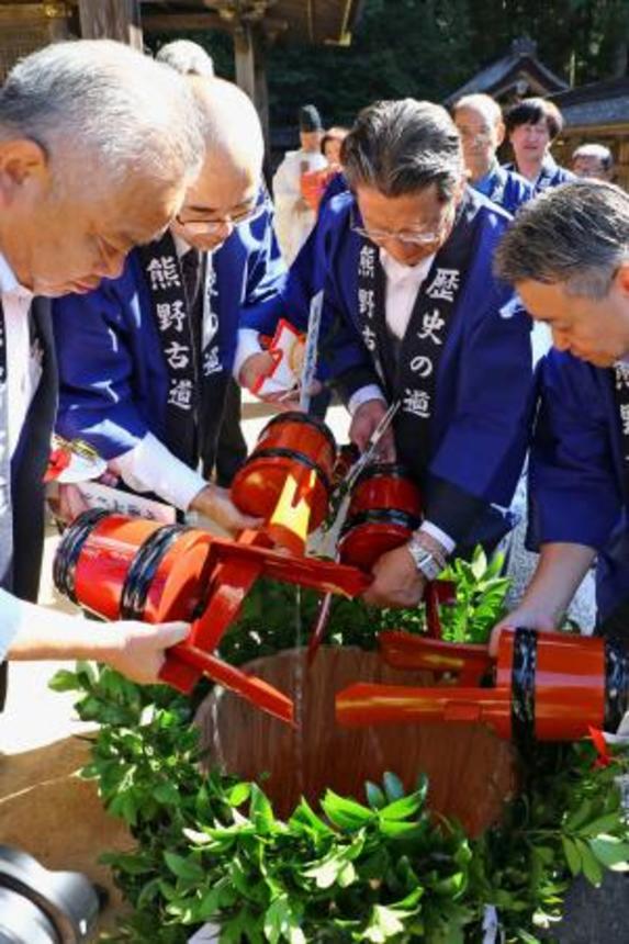 　熊野本宮大社の「献湯祭」で本殿前の大だるに温泉の湯を注ぎ入れる宿泊施設の代表者ら＝２７日午前、和歌山県田辺市