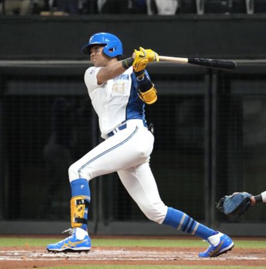 　７回日本ハム１死二、三塁、水谷が左前に勝ち越し２点打を放つ＝エスコンフィールド