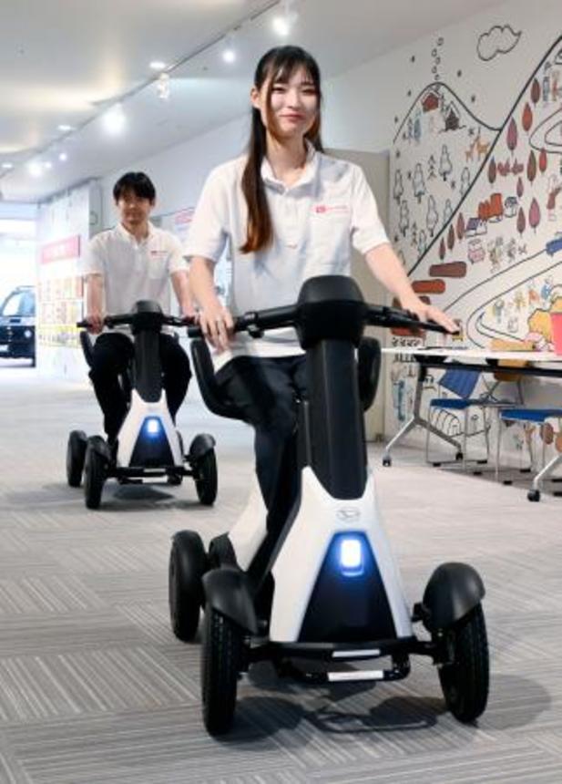 　ダイハツ工業が発売した電動の１人用乗り物「ｅ―ＳＮＥＡＫＥＲ」＝２５日午前、大阪府池田市