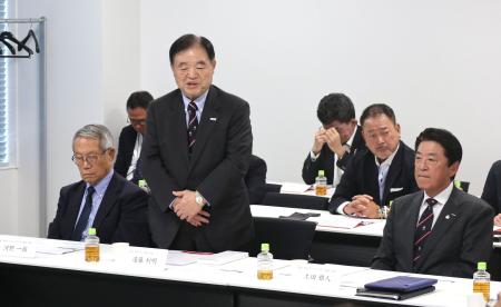 　２０３５年ラグビーＷ杯招致委員会の会合であいさつする遠藤利明会長（前列中央）。同右は日本ラグビー協会の土田雅人会長＝２５日午後、東京都内