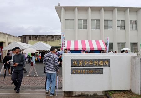 　さが矯正展でにぎわう佐賀少年刑務所＝２４日午前、佐賀市