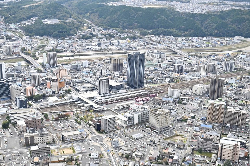 ＪＲ多治見駅周辺の再開発で様変わりした市街地＝多治見市、本社契約ヘリから撮影