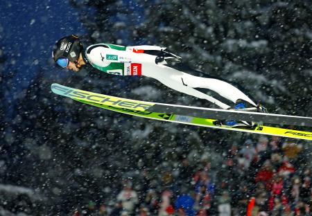 　Ｗ杯ジャンプ男子個人第１６戦　小林朔太郎の飛躍＝ザコパネ（共同）