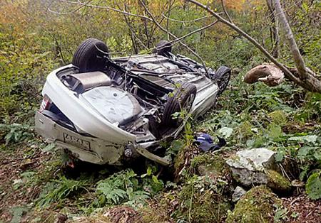 　「白山白川郷ホワイトロード」の駐車場から崖下に転落した車＝８日午後、石川県白山市（白山林道石川管理事務所提供）
