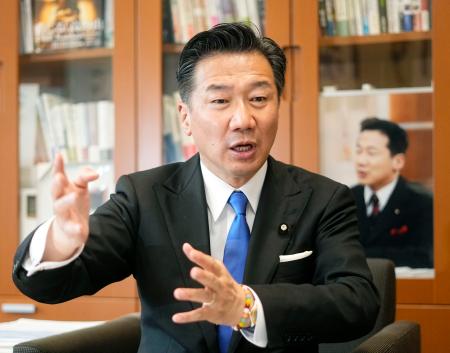 　インタビューに答える福山哲郎参院副議長