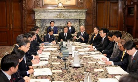 　選挙運動への支出禁止や使途を記した報告書の公開を柱とする規程を議決した衆院議院運営委員会＝２４日午後