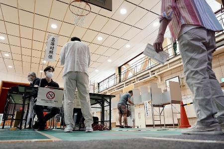 　東京都議選の投票所