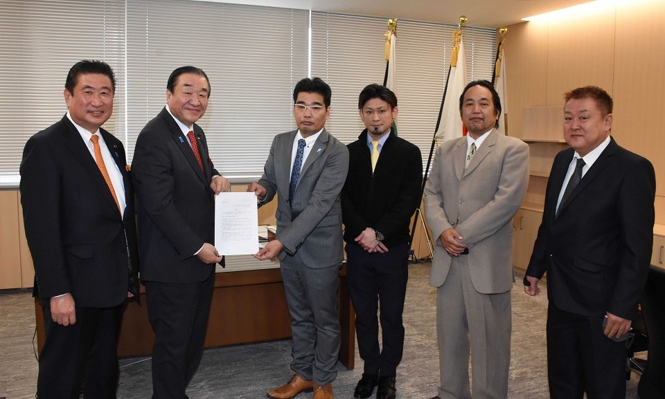 平岩正光議長に要望書を手渡す宗形三彩史会長（左から３人目）ら＝岐阜県庁県議会棟