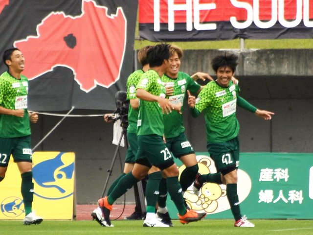 福島×岐阜＝前半７分、先制ゴールを決め、チームメートと喜ぶ岐阜のＭＦ柏木（４２）＝とうほう・みんなのスタジアム