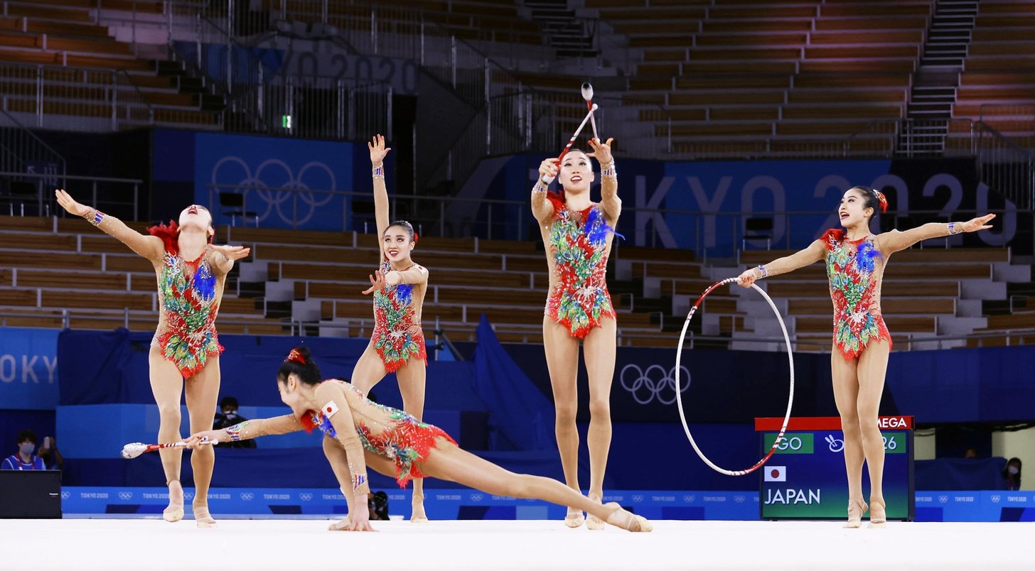 団体総合決勝　日本のフープ・クラブの演技＝有明体操競技場