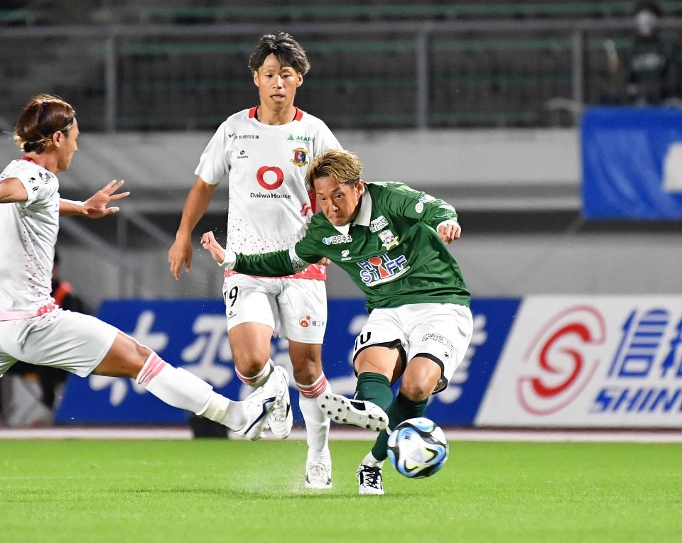 ＦＣ岐阜×奈良＝前半、味方にパスを出すＦＣ岐阜のＭＦ庄司＝長良川競技場