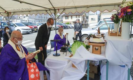 　「二日市保養所」跡地で営まれた慰霊祭＝１４日午前、福岡県筑紫野市