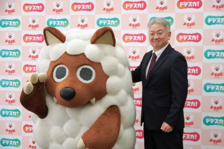　記者会見を終え、笑顔を見せる名古屋テレビ放送の清水伸司社長＝１８日午後、名古屋市