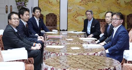 　ガソリン税の暫定税率廃止法案に関する協議に臨む与野党の政策担当者ら＝１６日、国会