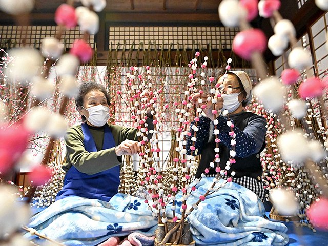 年の瀬を迎え、手作業で作られる花もち＝７日午前１１時３９分、高山市江名子町、飛騨の花もち組合高山工房