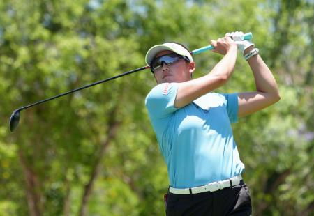 　第３ラウンド、通算６アンダーで２位の岩井千怜＝エルカマレオンＧＣ（共同）