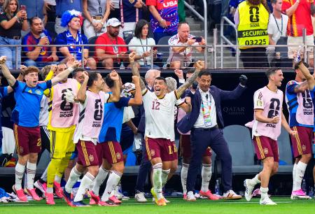 　フランスに勝利しガッツポーズするポロ（１２）らスペインの選手たち＝ダラス（共同）