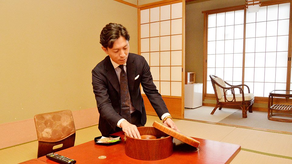 客足の回復に不安を抱えながら、客室をチェックする和田滋紀営業部長＝郡上市八幡町吉野、ホテル郡上八幡