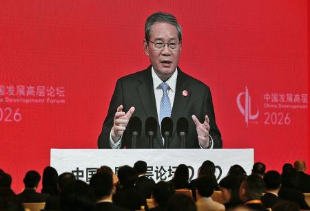 　「中国発展フォーラム」で演説する中国の李強首相を映す大型画面＝２２日、北京（共同）