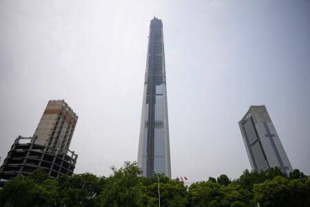 　工事が再開された超高層ビル（中央）＝２１日、中国天津市（共同）