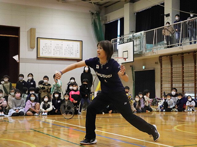 児童生徒の前でラリーを披露する福島由紀選手＝岐阜市上川手、厚見小学校