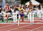 　女子１００メートル障害にオープン参加した中島ひとみ（中央）＝たけびしスタジアム京都
