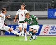 ＦＣ岐阜×奈良＝前半、味方にパスを出すＦＣ岐阜のＭＦ庄司＝長良川競技場