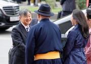 　チンギスハン国立博物館に到着し、出迎えを受けられる天皇陛下＝７日、ウランバートル（代表撮影・共同）