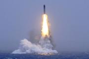 　６日、中国軍が行った、原子力潜水艦から太平洋に向けて模擬弾頭１発を搭載した戦略ミサイルを発射する実験（新華社＝共同）
