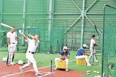 打撃練習に励む県岐阜商の横山＝近大生駒総合グラウンド