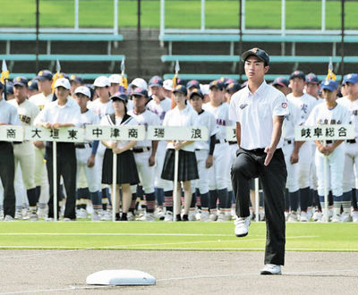 選手入場の先導を務める岐阜聖徳の平井琳久さん