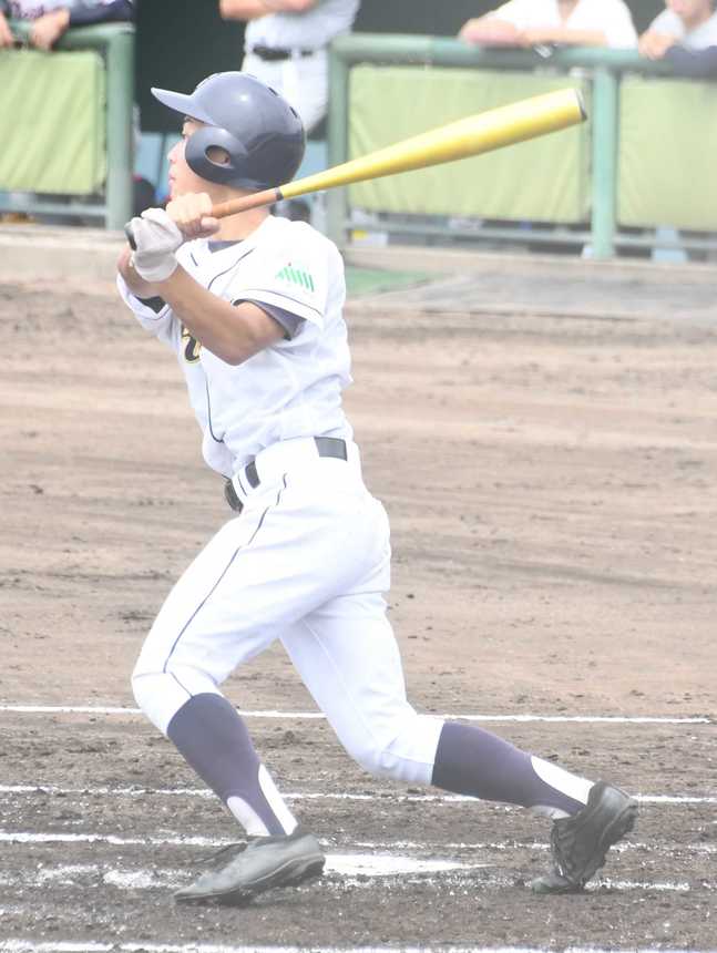 大垣工×岐阜高専＝４回裏岐阜高専、犠飛を放つ田中＝プリニー