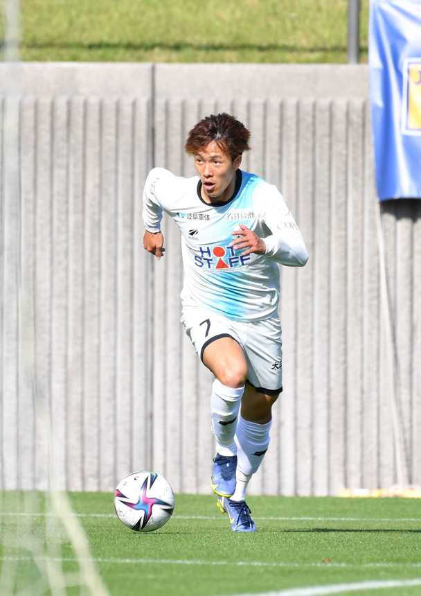 藤枝×ＦＣ岐阜＝後半、左サイドの突破から決定機を演出したＦＣ岐阜のＦＷ村田＝藤枝総合運動公園サッカー場