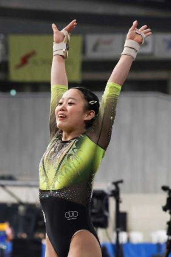 　女子個人総合　跳馬を終えた西山実沙＝東京体育館