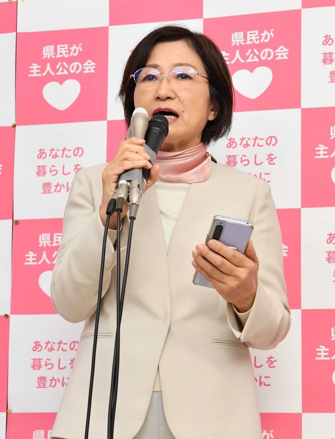 落選が確実となり、敗戦の弁を述べる和田玲子さん＝２６日午後９時４６分、岐阜市光明町