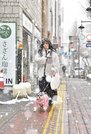 寒波が流れ込み、雪が降る中、犬を散歩する女性＝１１日午後２時５４分、岐阜市今沢町（撮影・坂井萌香）