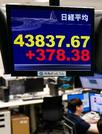 　日経平均株価の終値を示すモニター。約３週間ぶりに終値の最高値を更新した＝１０日午後、東京都港区の外為どっとコム