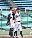 大垣工×大垣西＝女房役としてエース伊藤駿（右）の投球を支えた大垣西の江森＝長良川球場