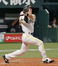 　９日の阪神戦で、通算１００本塁打となる先制２ランを放つソフトバンク・栗原＝みずほペイペイドーム