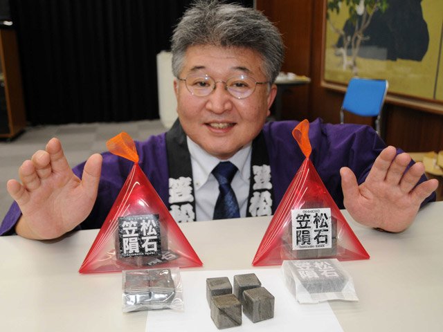 笠松隕石最中を紹介する稲見義彦組合長＝笠松町役場