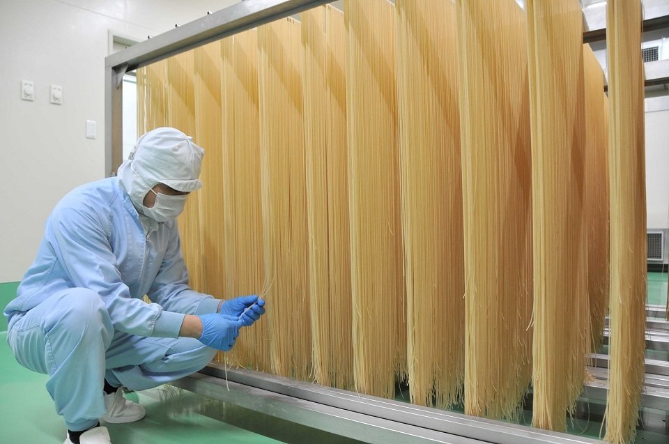 温度、湿度が徹底管理された乾燥室に並ぶ米粉パスタ