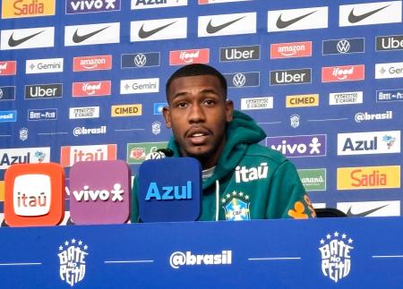 　記者会見するブラジルのラヤン＝２６日、バスキングリッジ（共同）