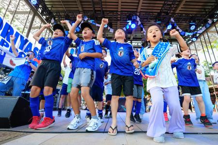 　日本の初戦を前に開かれたイベントで盛り上がる子どもたち＝１３日、ダラス近郊（共同）