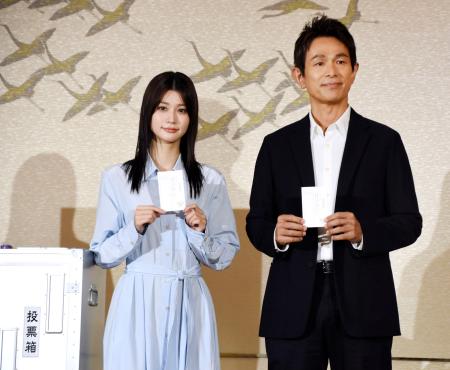　参院選の期日前投票をＰＲする俳優の江口洋介さん（右）とタレントの生見愛瑠さん＝１６日午前、東京都千代田区