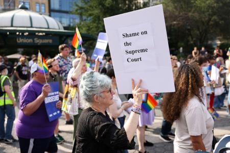 　トランスジェンダーの権利を制限する米連邦最高裁の判断を受け、抗議のため集まった人々＝１８日、ニューヨーク（ロイター＝共同）