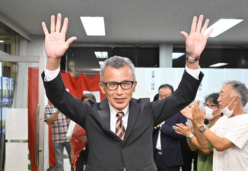関市長選で初当選を確実にして支持者に応える山下清司氏＝１０日午後９時半、関市平和通、選挙事務所