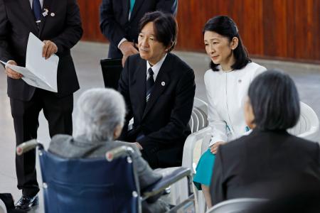 　日系人と懇談される秋篠宮ご夫妻＝２２日、パラグアイ中南部ラ・コルメナ（共同）